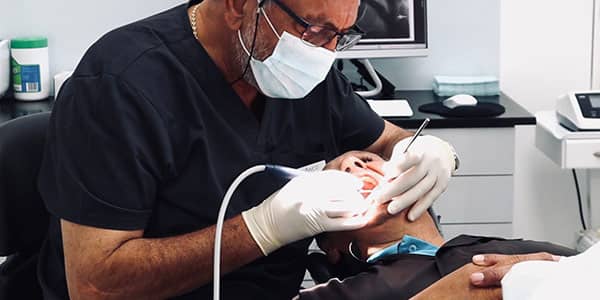 רופאי שיניים במרפאת אדוואנס